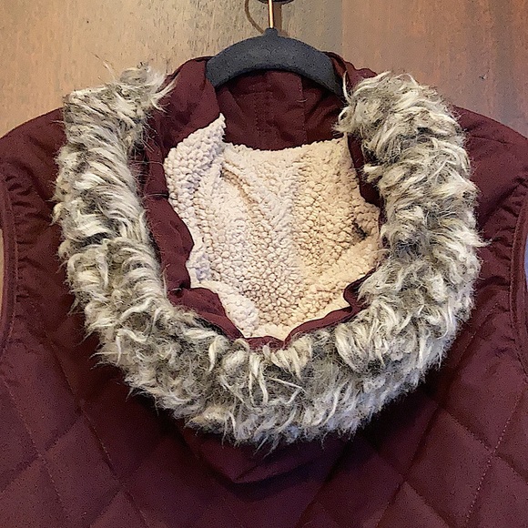 Eddie Bauer Vest quilted sherpa lined with hood - Picture 12 of 16